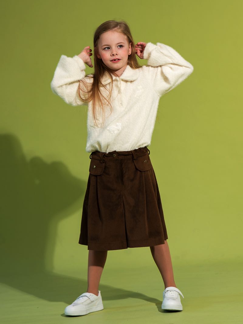 Бело-молочный поло из пушистой ткани с зайчатами