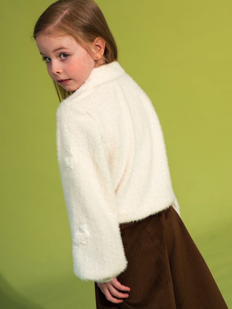 Бело-молочный поло из пушистой ткани с зайчатами