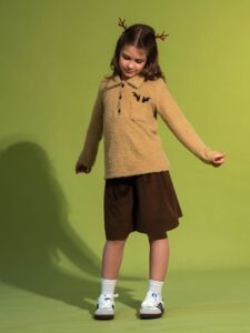 Бежевый поло из пушистой ткани