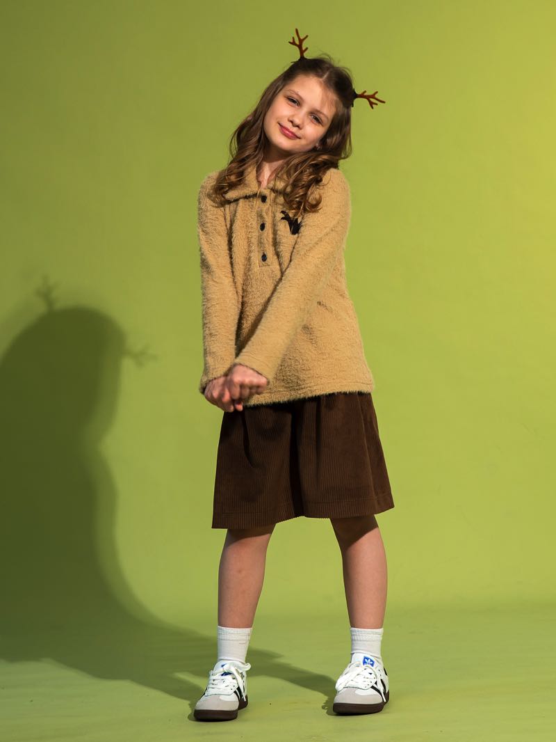 Бежевый поло из пушистой ткани