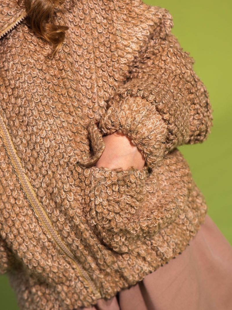 Бежево-розовый детский бомбер из вязаного фактурного полотна