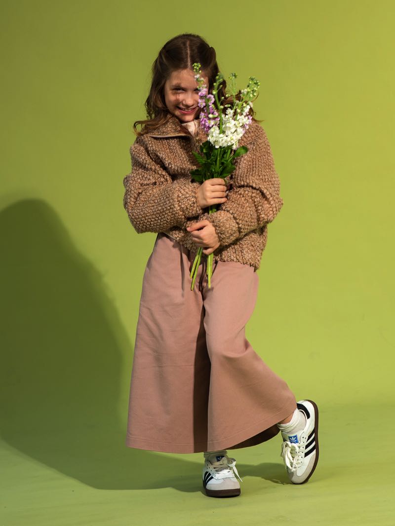 Бежево-розовый детский бомбер из вязаного фактурного полотна