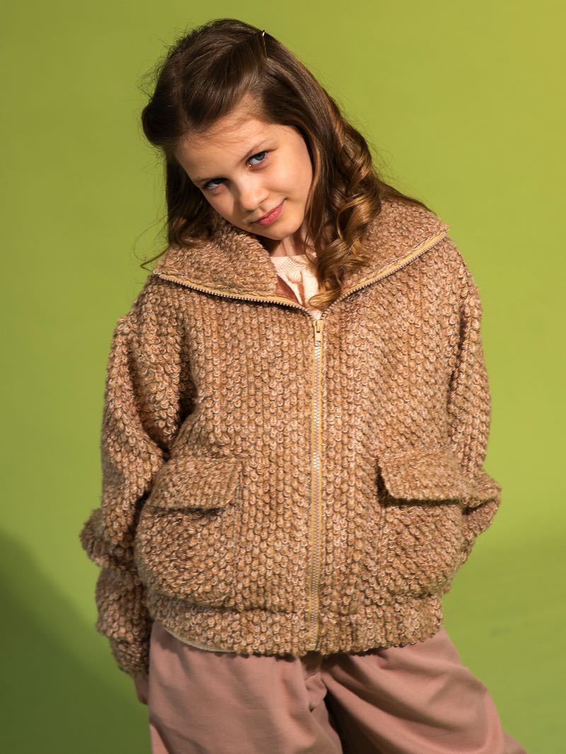 Бежево-розовый детский бомбер из вязаного фактурного полотна