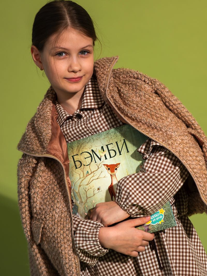 Бежево-розовый детский бомбер из вязаного фактурного полотна