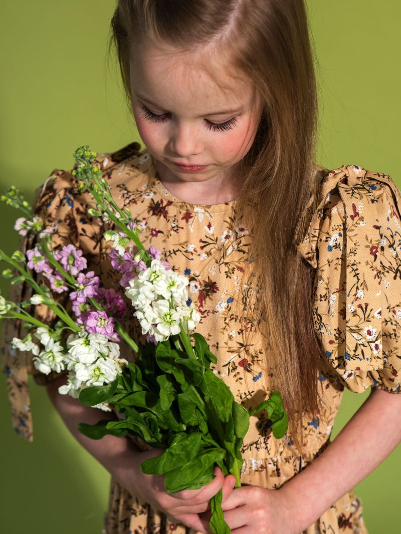 Детское платье с цветочным принтом и бантами на плечах