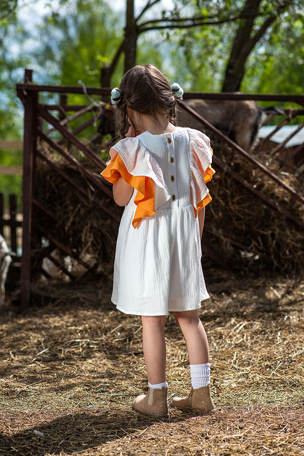 Бело-молочное платье из муслина с цветными воланами на девочку