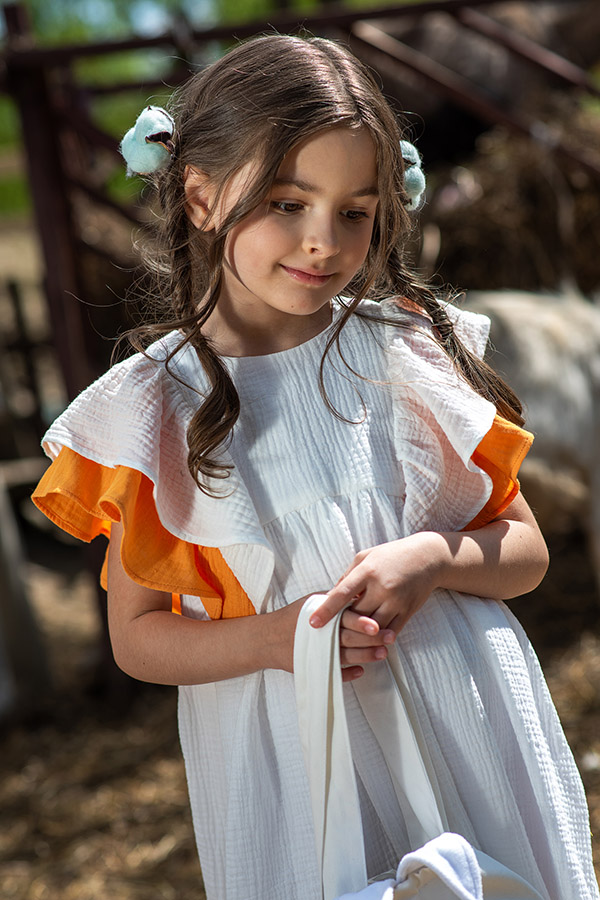 Бело-молочное платье из муслина с цветными воланами на девочку