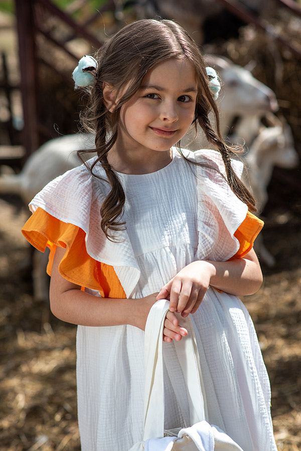 Бело-молочное платье из муслина с цветными воланами на девочку