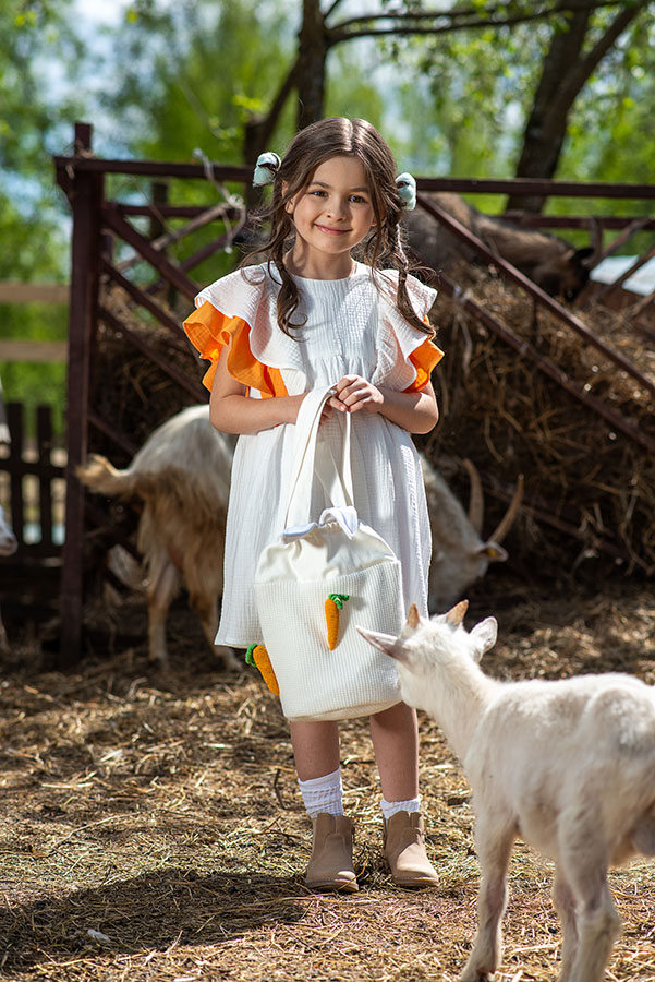 Бело-молочное платье из муслина с цветными воланами на девочку