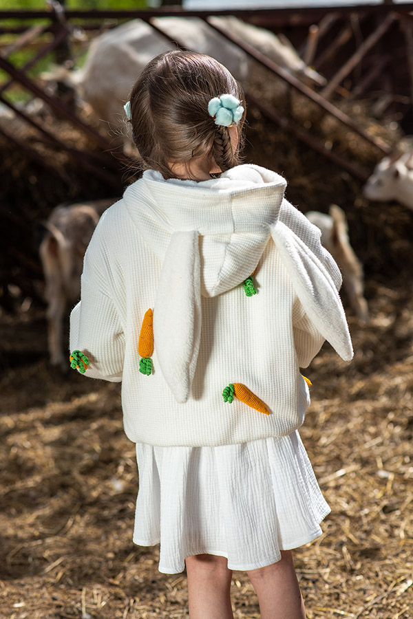 Белый вязаный детский кардиган с морковками