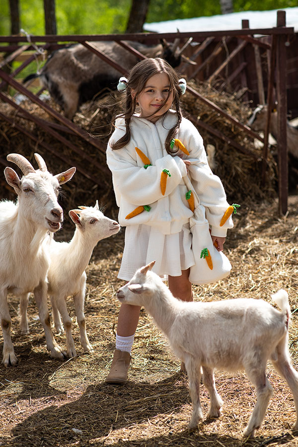 Белый вязаный детский кардиган с морковками