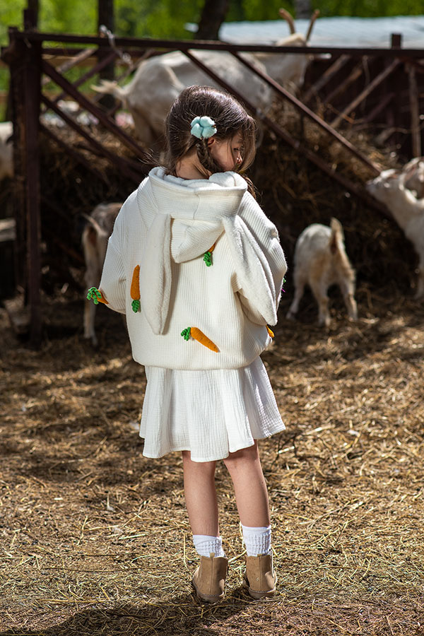 Белый вязаный детский кардиган с морковками
