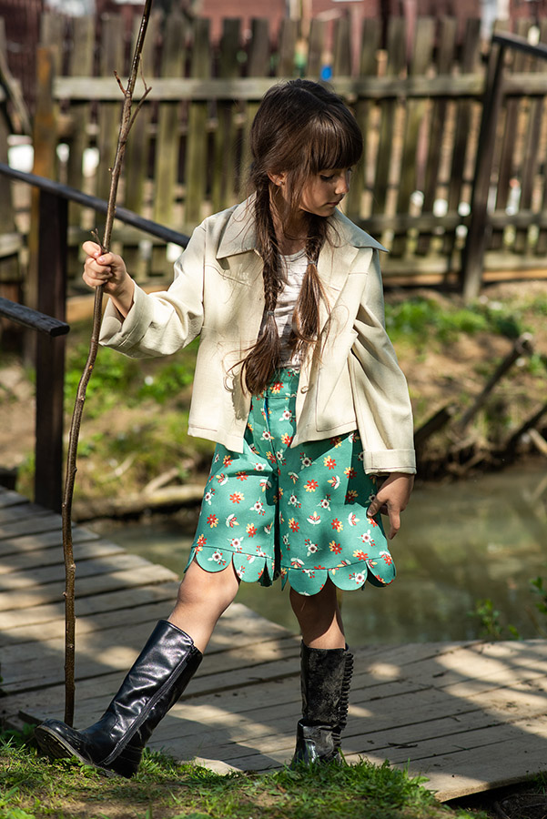 Льняная бежевая детская рубашка с накладными карманами на девочку