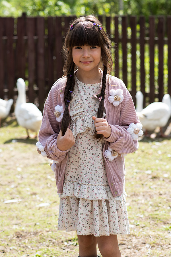 Розовый детский кардиган с декором из вязаных цветов