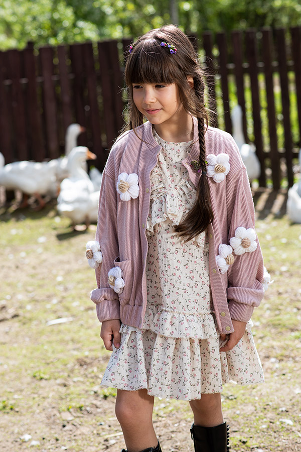 Розовый детский кардиган с декором из вязаных цветов