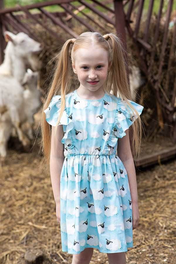 Голубое детское хлопковое платье с принтом "Овечки"