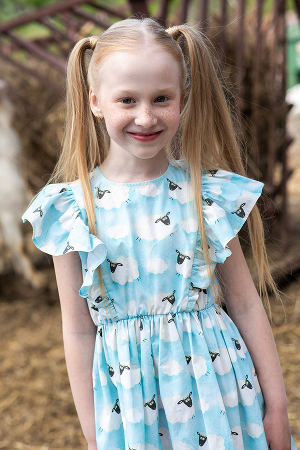 Голубое детское хлопковое платье с принтом "Овечки"