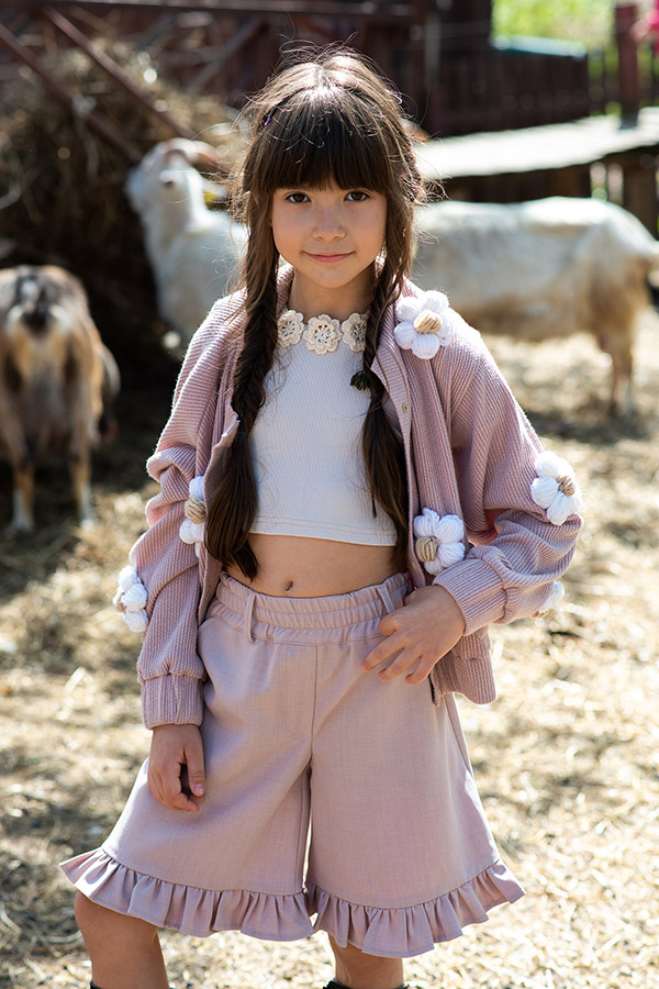 Розовые льняные шорты с оборками на девочку