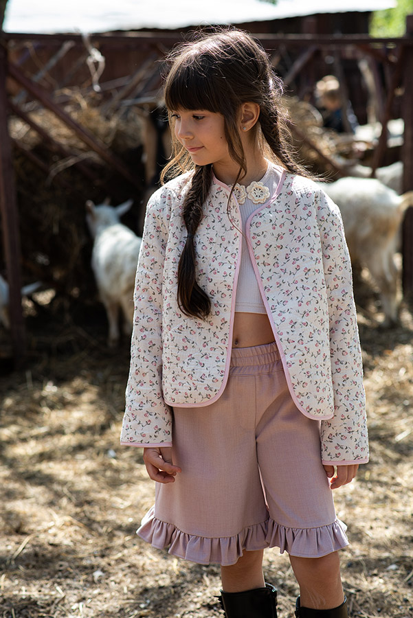 Розовые льняные шорты с оборками на девочку