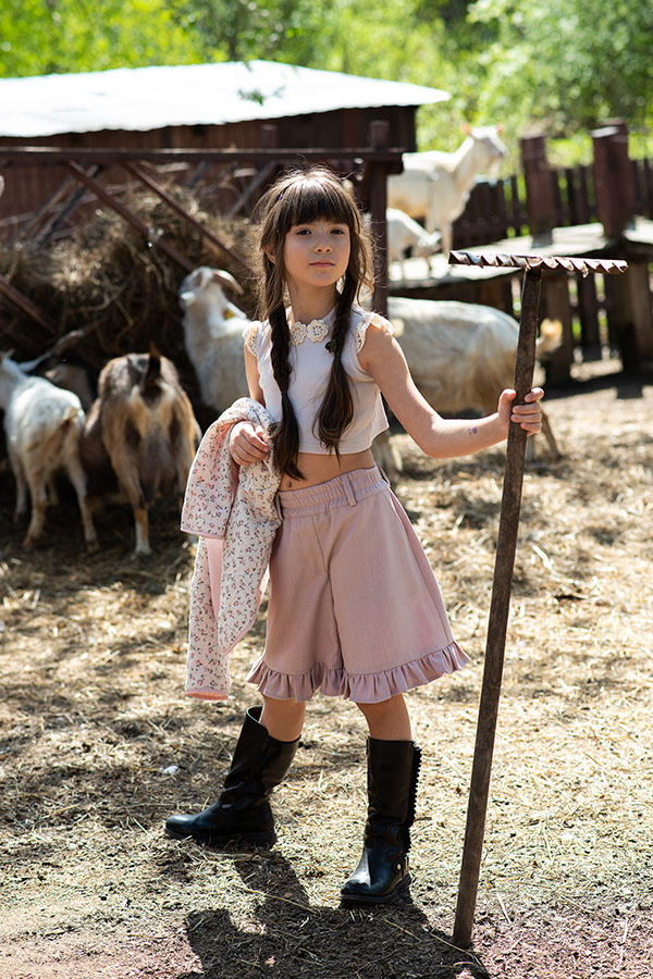 Розовые льняные шорты с оборками на девочку