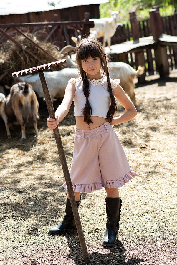 Бежевый детский топ в рубчик с вязаными цветами и кружевом