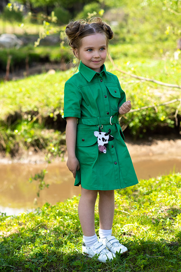 Зеленое джинсовое детское платье-рубашка с брелоком "Корова"