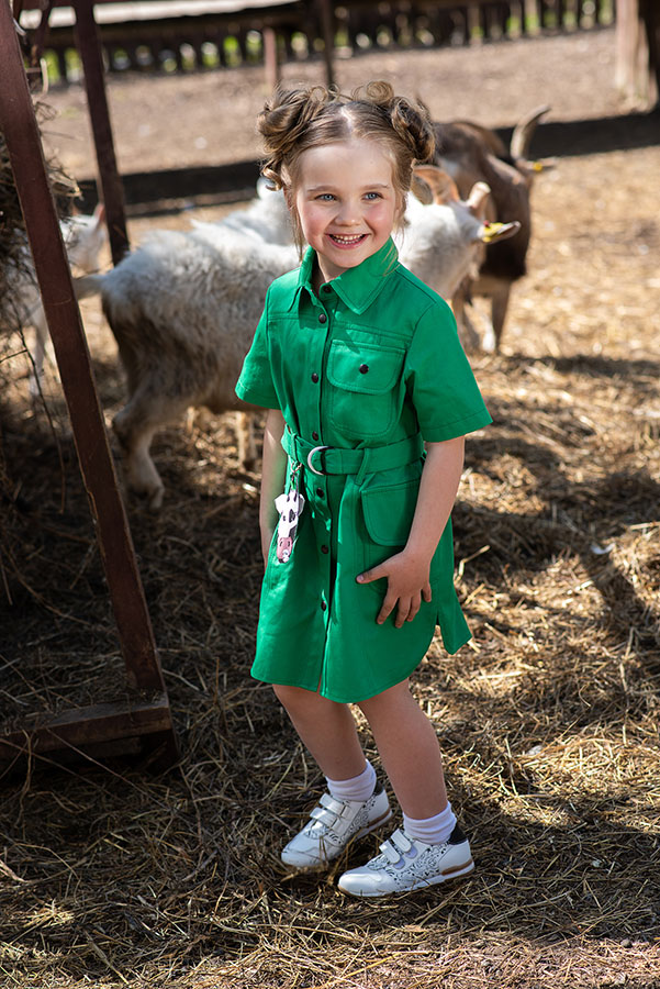 Зеленое джинсовое детское платье-рубашка с брелоком "Корова"