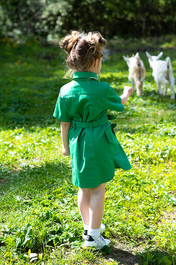 Зеленое джинсовое детское платье-рубашка с брелоком "Корова"
