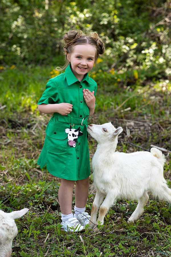 Зеленое джинсовое детское платье-рубашка с брелоком "Корова"