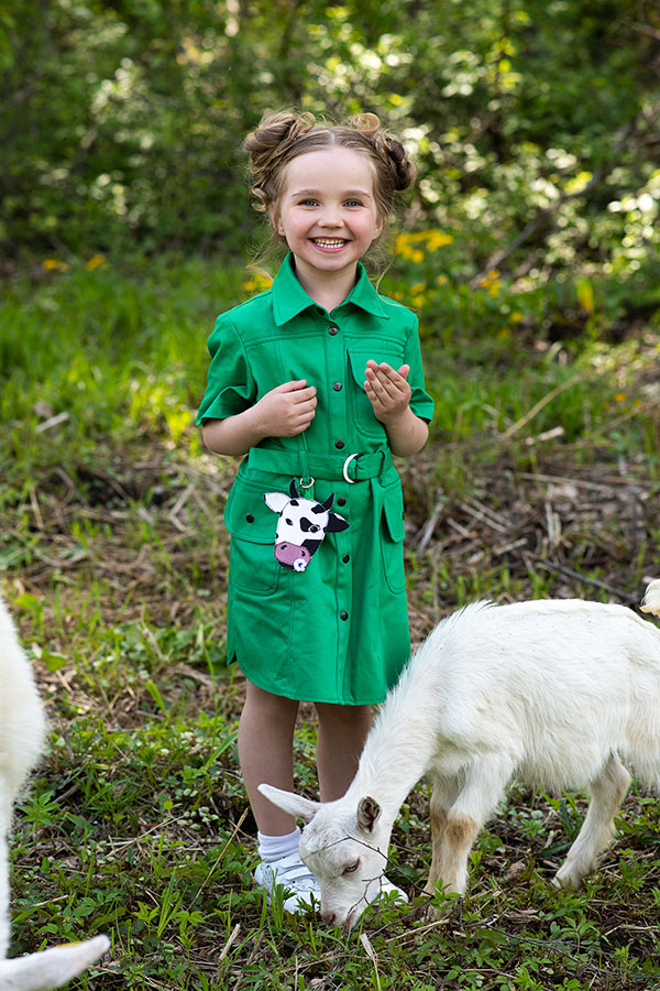 Зеленое джинсовое детское платье-рубашка с брелоком "Корова"