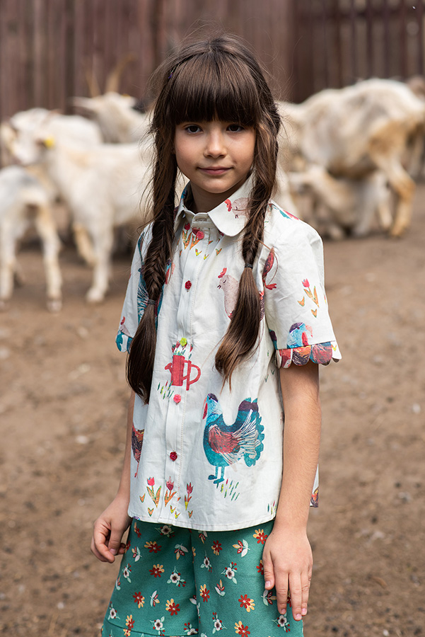 Хлопковая рубашка для девочки с принтом "Петушки"