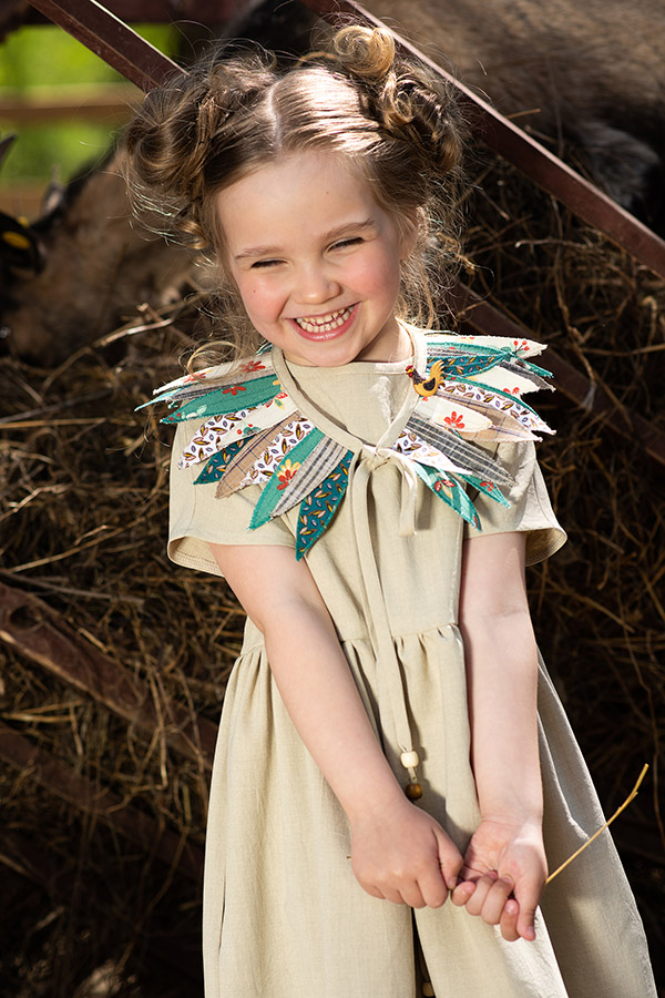Бежевое льняное платье со съемным воротником в виде листьев на девочку
