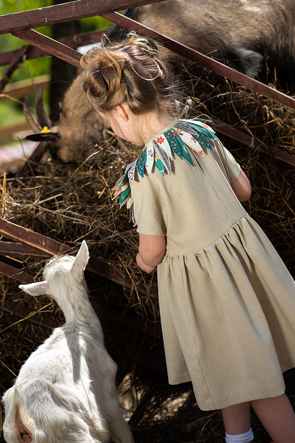 Бежевое льняное платье со съемным воротником в виде листьев на девочку