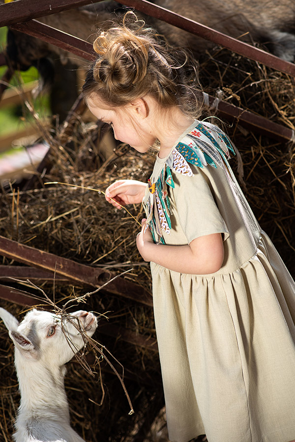 Бежевое льняное платье со съемным воротником в виде листьев на девочку