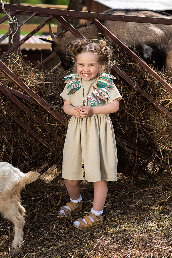 Бежевое льняное платье со съемным воротником в виде листьев на девочку