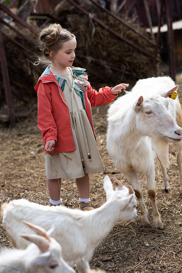 Кораллово-розовая детская куртка-ветровка с капюшоном
