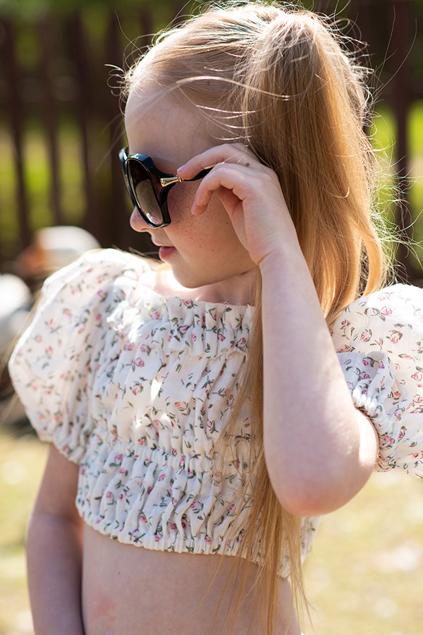 Укороченный детский топ из муслина в цветочек со сборками