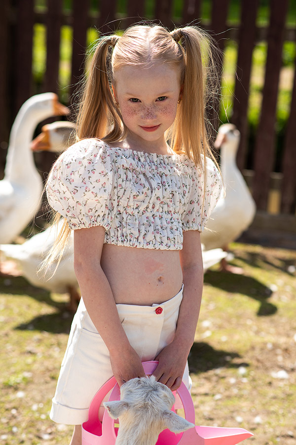 Укороченный детский топ из муслина в цветочек со сборками
