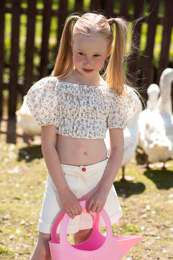 Укороченный детский топ из муслина в цветочек со сборками