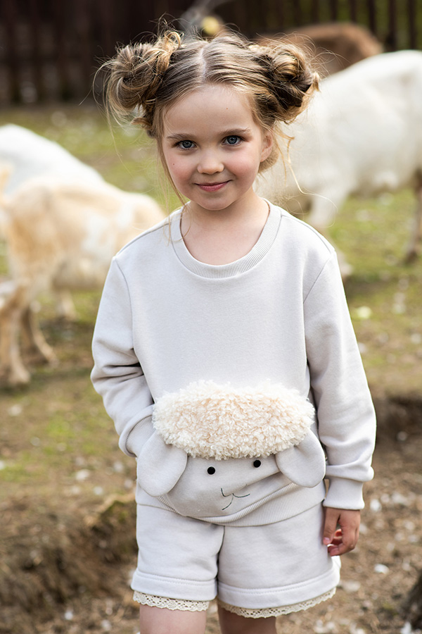 Бежевые детские шорты из футера с кружевом на девочку