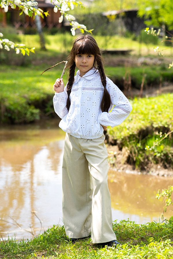 Белая блузка-бомбер из кружевного шитья на девочку