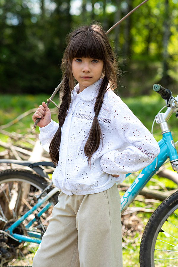 Белая блузка-бомбер из кружевного шитья на девочку