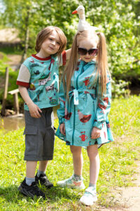 Бирюзовый детский плащ на девочку с принтом «Петушки»