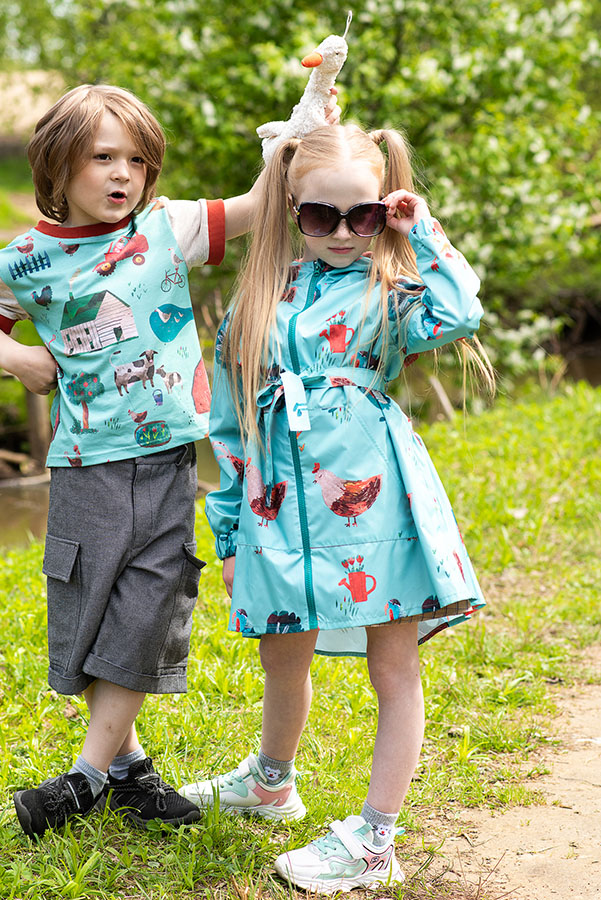 Бирюзовый детский плащ на девочку с принтом "Петушки"