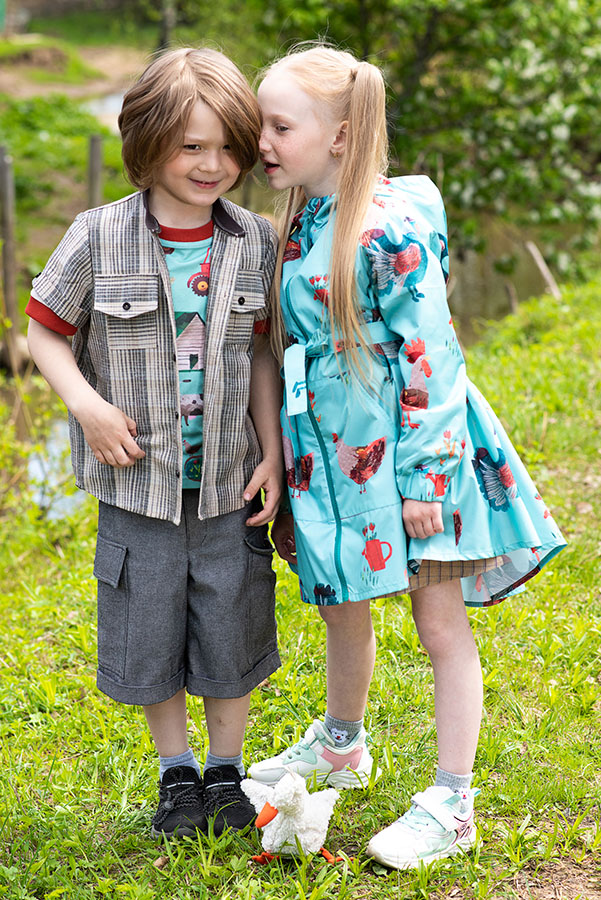 Бирюзовый детский плащ на девочку с принтом "Петушки"