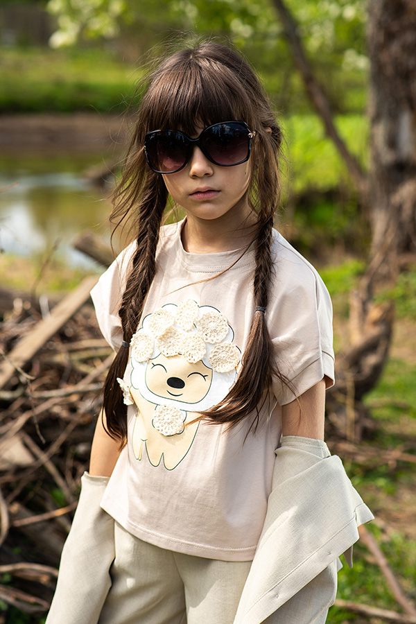 Бежевая детская футболка на девочку с принтом "Овечка" и аппликациями в виде вязаных цветов