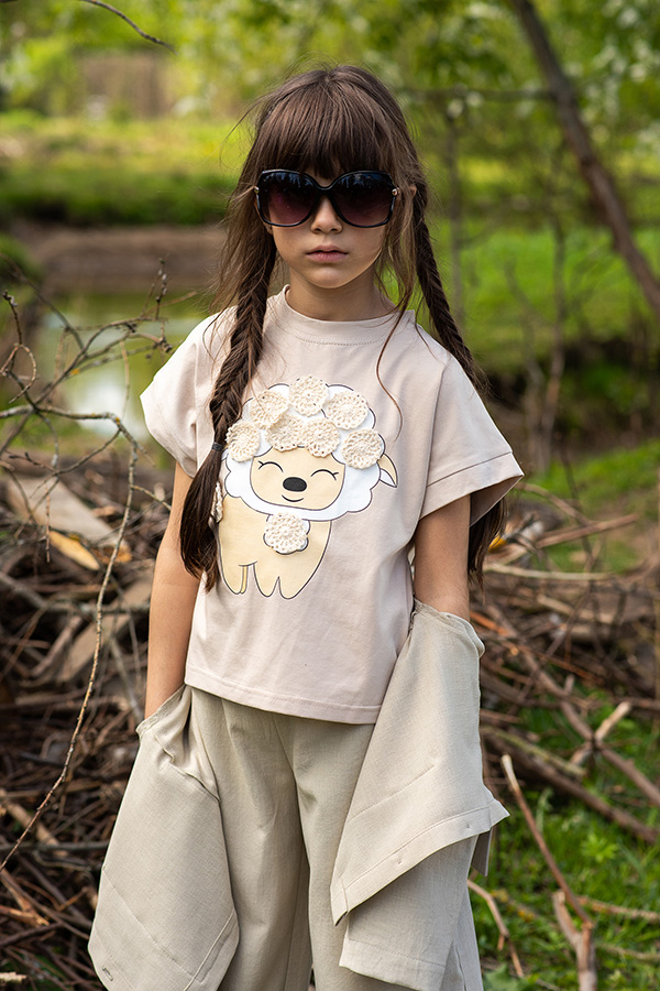 Бежевая детская футболка на девочку с принтом "Овечка" и аппликациями в виде вязаных цветов