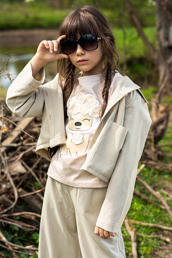 Бежевая детская футболка на девочку с принтом "Овечка" и аппликациями в виде вязаных цветов