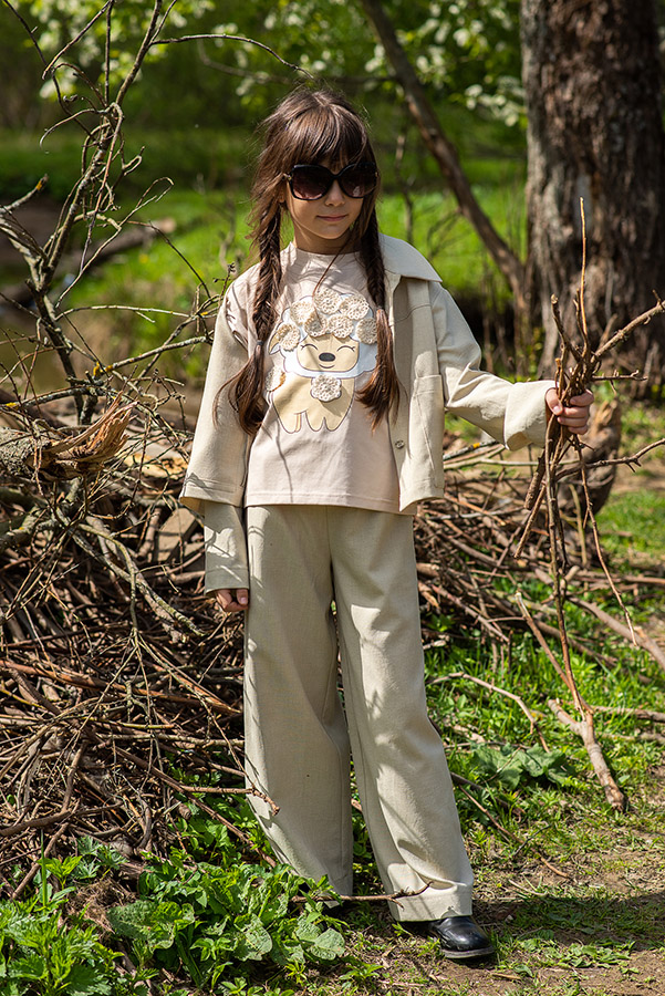 Бежевая детская футболка на девочку с принтом "Овечка" и аппликациями в виде вязаных цветов