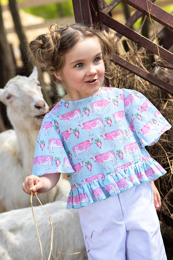 Укороченный голубой детский топ из батиста с принтом "Клубничные коровы"